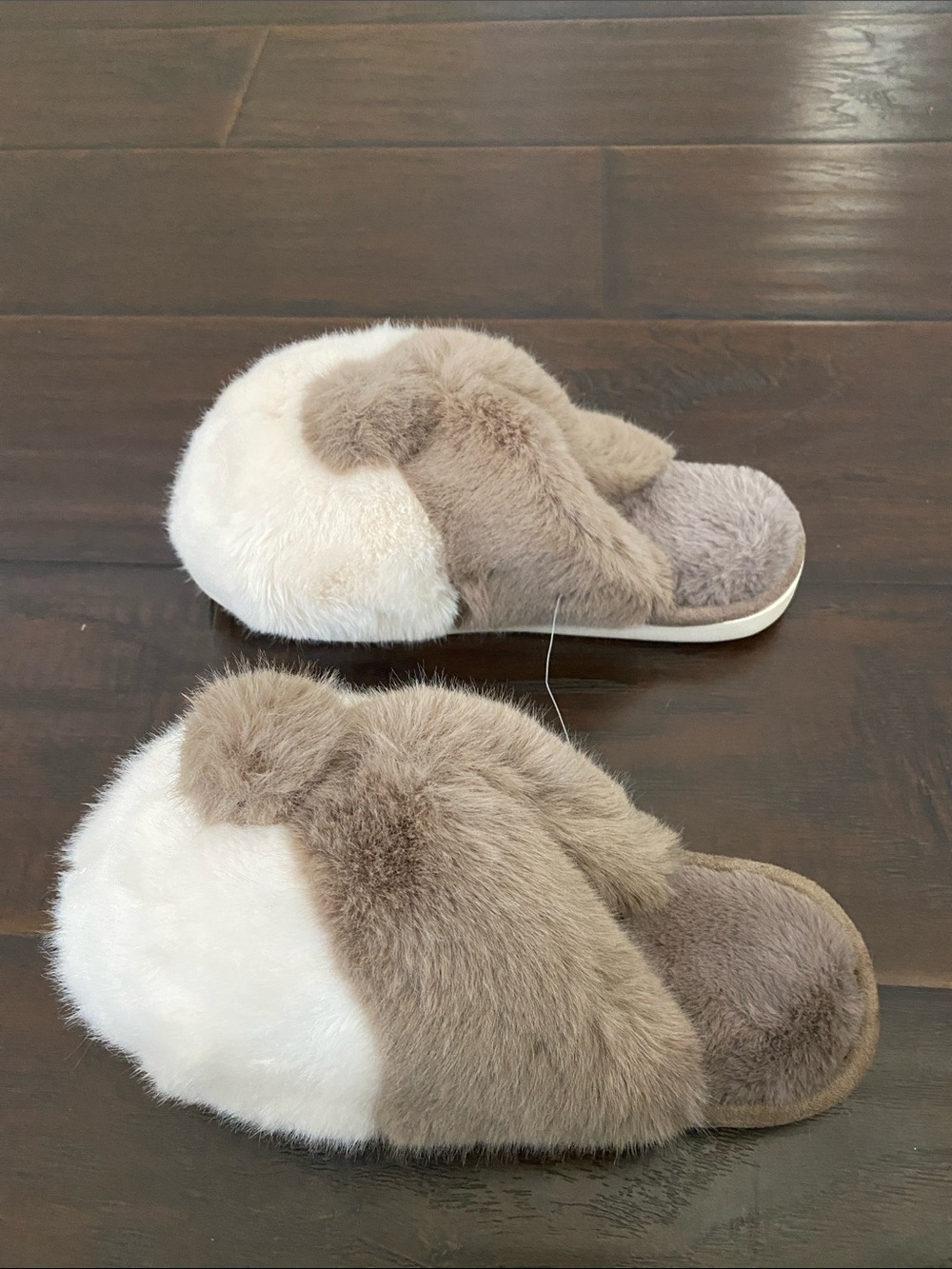 New Posee furry slippers women’s size 5.5 - 6